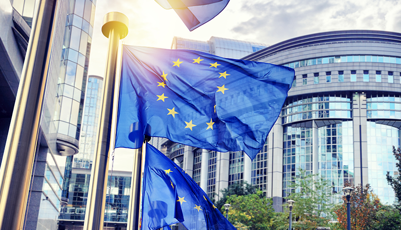 Europa-Fahne weht vor einem Regierungsgebäude